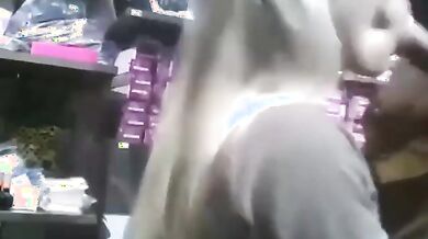 Commessa italiana scopata da cliente in negozio