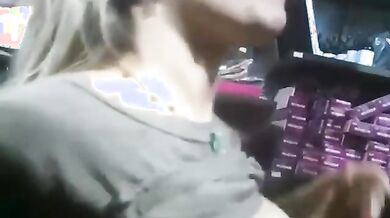 Commessa italiana scopata da cliente in negozio