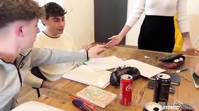 La professoressa succhia il cazzo in classe a 4 studenti OF