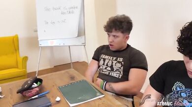 La professoressa succhia il cazzo in classe a 4 studenti OF