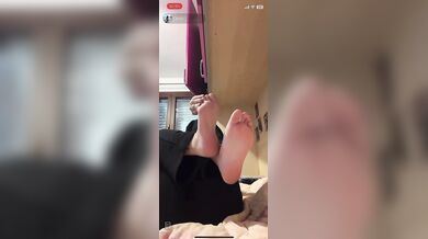 Gloria in diretta fa vedere i piedi