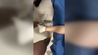 Scopa la fica della sua ragazza che scorreggia ad ogni cappellata