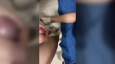 Scopa la fica della sua ragazza che scorreggia ad ogni cappellata