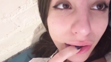 Diciottenne con tette enormi si palpeggia OF