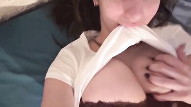 Diciottenne con tette enormi si palpeggia OF