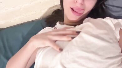 Diciottenne con tette enormi si palpeggia OF