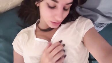 Diciottenne con tette enormi si palpeggia OF