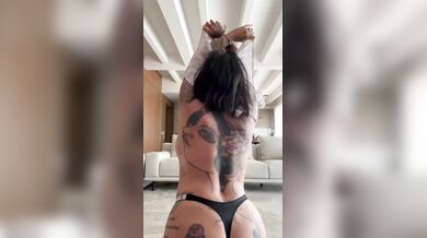 Bibi tettona italiana con gran culo OF