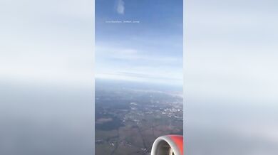 Pompino in aereo bionda esibizionista