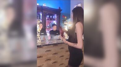 Paga alla gintoneria con le mutandine usate