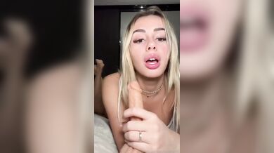 Una biondina italiana brava di mani e piedi OF