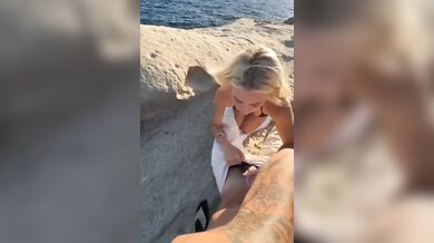 Pompino fidanzata bionda sugli scogli