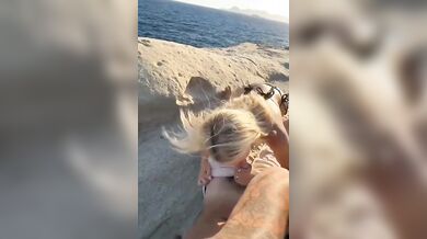 Pompino fidanzata bionda sugli scogli