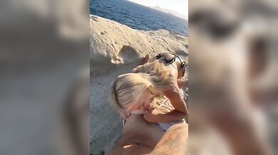 Pompino fidanzata bionda sugli scogli