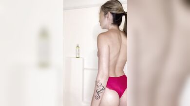 Biondina social italiana si spalma l'olio OF