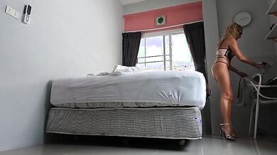 Moglie italiana fa i mestieri di casa e si mette a letto nuda