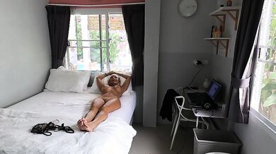 Moglie italiana fa i mestieri di casa e si mette a letto nuda