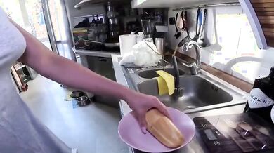 Mi incula come una puttanella e me la fa ingoiare dal cucchiaio