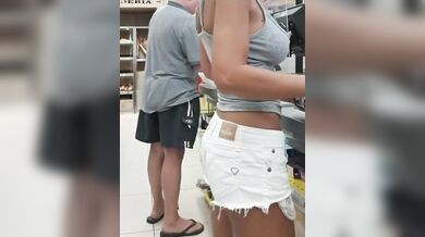 Sfizy esibizionista italiana tettona al supermercato