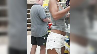 Sfizy esibizionista italiana tettona al supermercato