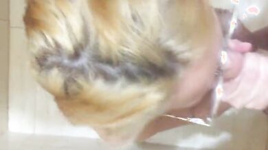 Bionda sborrata in bocca in doccia amatoriale