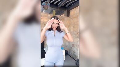 Tenersi in forma in tpless Tettona italiana fica OF