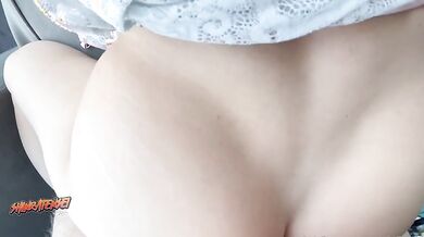 Shinra scopata davanti alla finestra in hotel OF