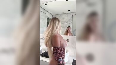 Biondina fica social OF