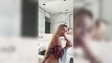 Biondina fica social OF