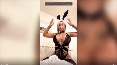 Ragazza bionda tettona si fa scopare dall'amico in live