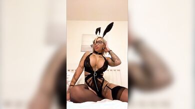 Ragazza bionda tettona si fa scopare dall'amico in live