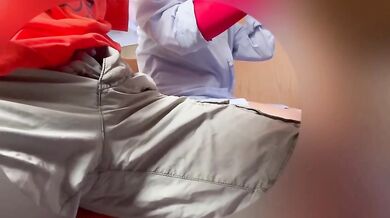 Segato con guanti sotto la tavola dalla donna delle pulizie