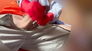 Segato con guanti sotto la tavola dalla donna delle pulizie