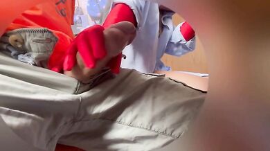 Segato con guanti sotto la tavola dalla donna delle pulizie