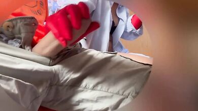 Segato con guanti sotto la tavola dalla donna delle pulizie