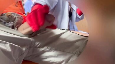 Segato con guanti sotto la tavola dalla donna delle pulizie