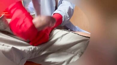 Segato con guanti sotto la tavola dalla donna delle pulizie