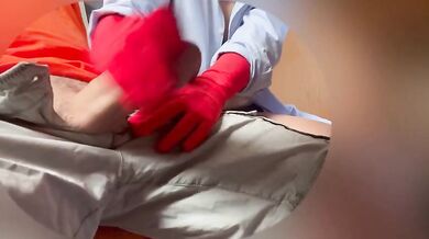 Segato con guanti sotto la tavola dalla donna delle pulizie