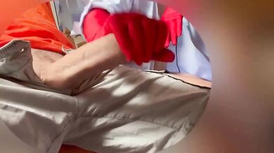 Segato con guanti sotto la tavola dalla donna delle pulizie