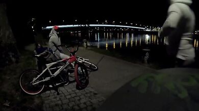 Coppia italiana scopa sulla panchina al lago