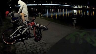 Coppia italiana scopa sulla panchina al lago