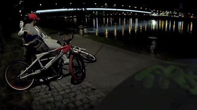 Coppia italiana scopa sulla panchina al lago