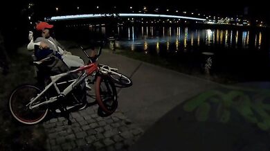 Coppia italiana scopa sulla panchina al lago