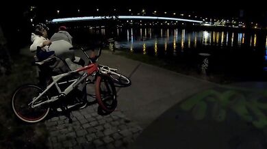 Coppia italiana scopa sulla panchina al lago