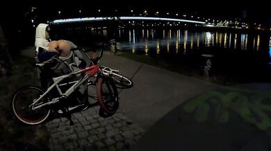 Coppia italiana scopa sulla panchina al lago