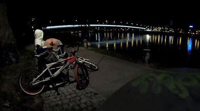 Coppia italiana scopa sulla panchina al lago