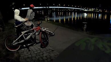 Coppia italiana scopa sulla panchina al lago