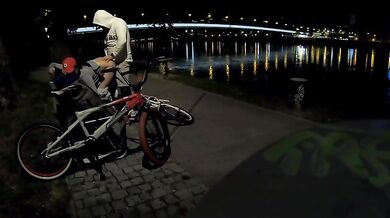 Coppia italiana scopa sulla panchina al lago