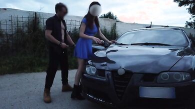 Scopata sul cofano della macchina OF