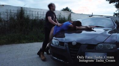 Scopata sul cofano della macchina OF